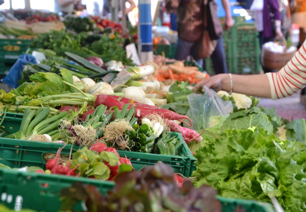 Gemüse in Kisten auf dem Markt. Saisonal